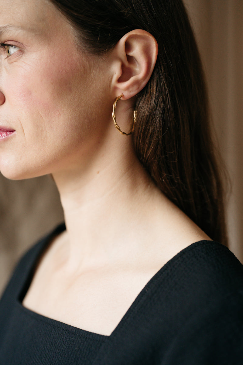 minimalist gold hoops