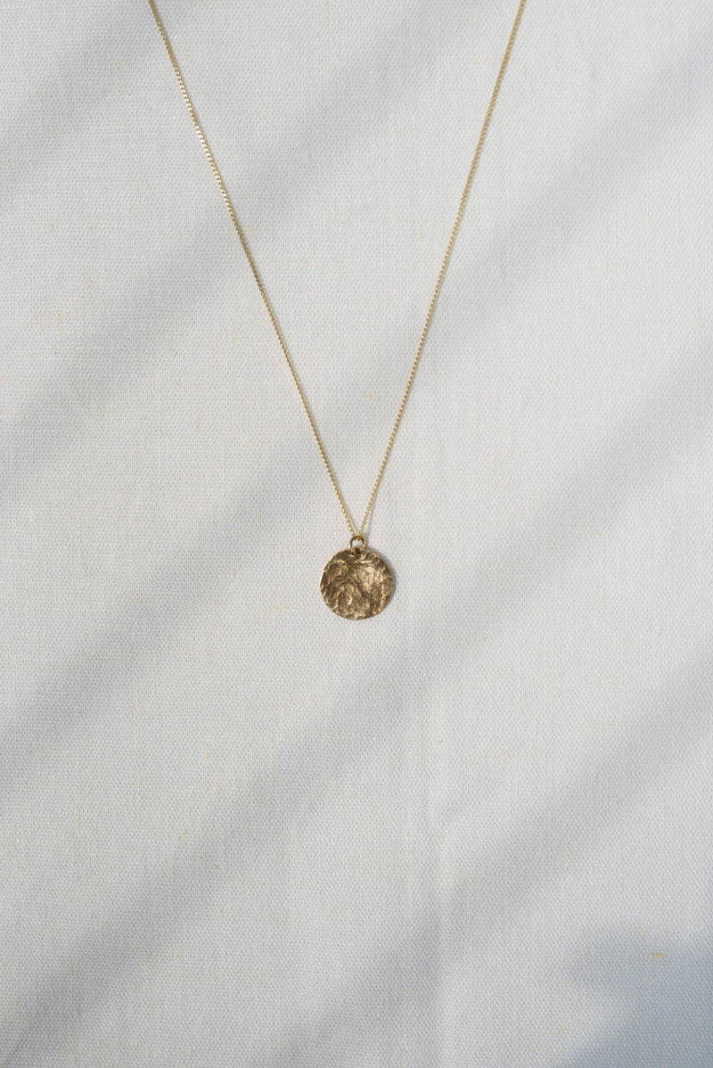 Studio Adorn 9 carat recycled hammered gold disc necklace on diamond cut curb chain | solid gold jewellery